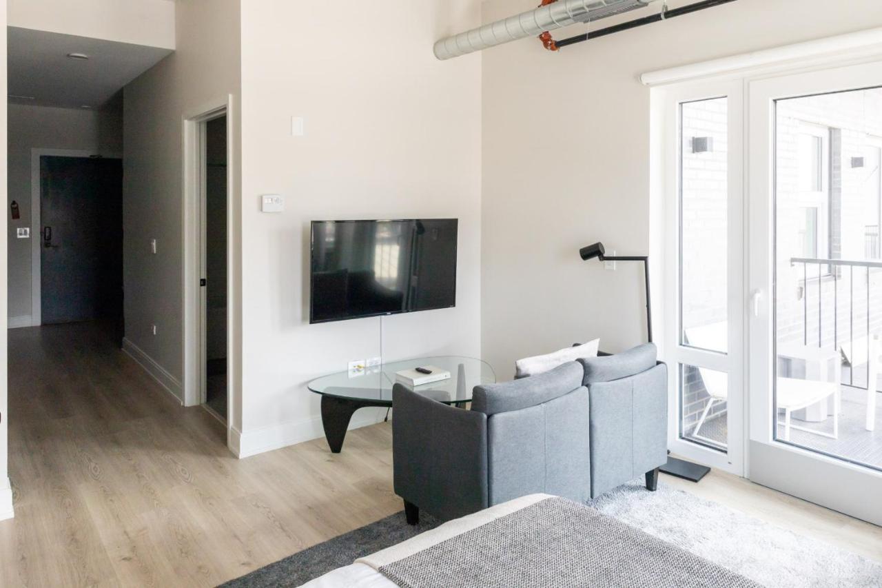 Frontdesk Chic Open Wrigleyville Studio Apt