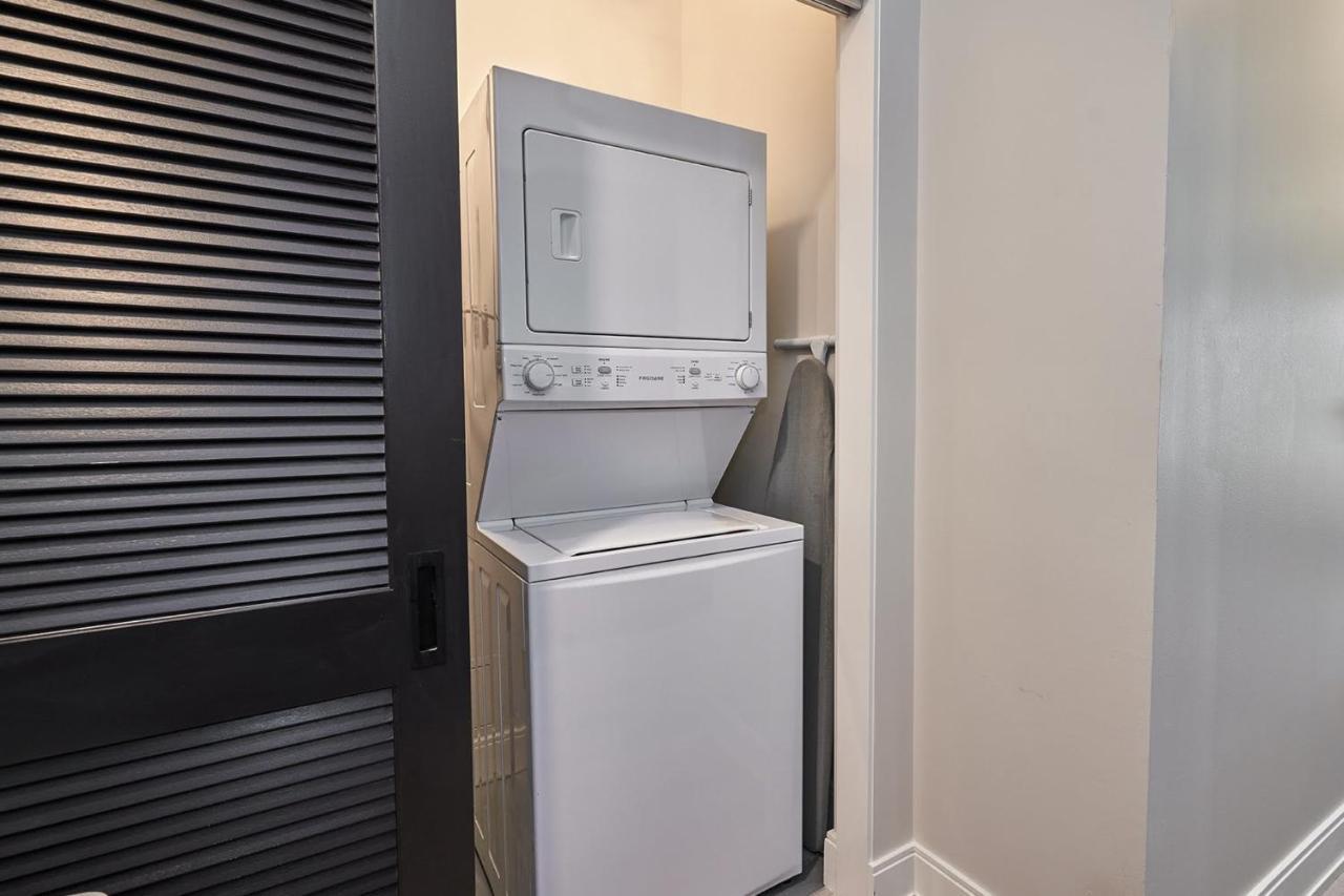 Frontdesk Chic Open Wrigleyville Studio Apt Apartment